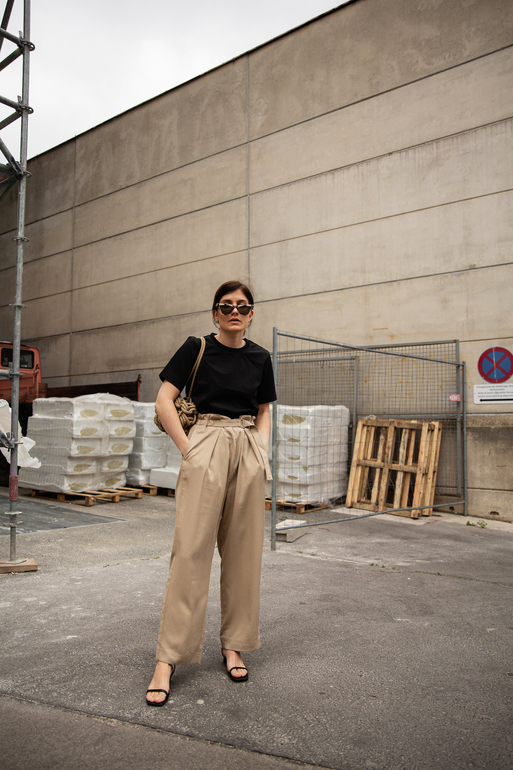 Paperbag Trousers & Alienina Woven Bag I More up on viennawedekind.com