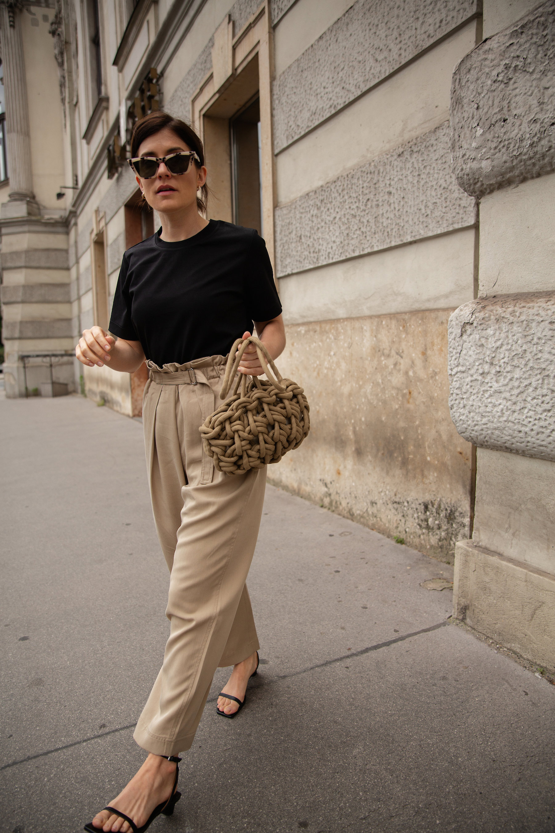 Paperbag Trousers & Alienina Woven Bag I More up on viennawedekind.com