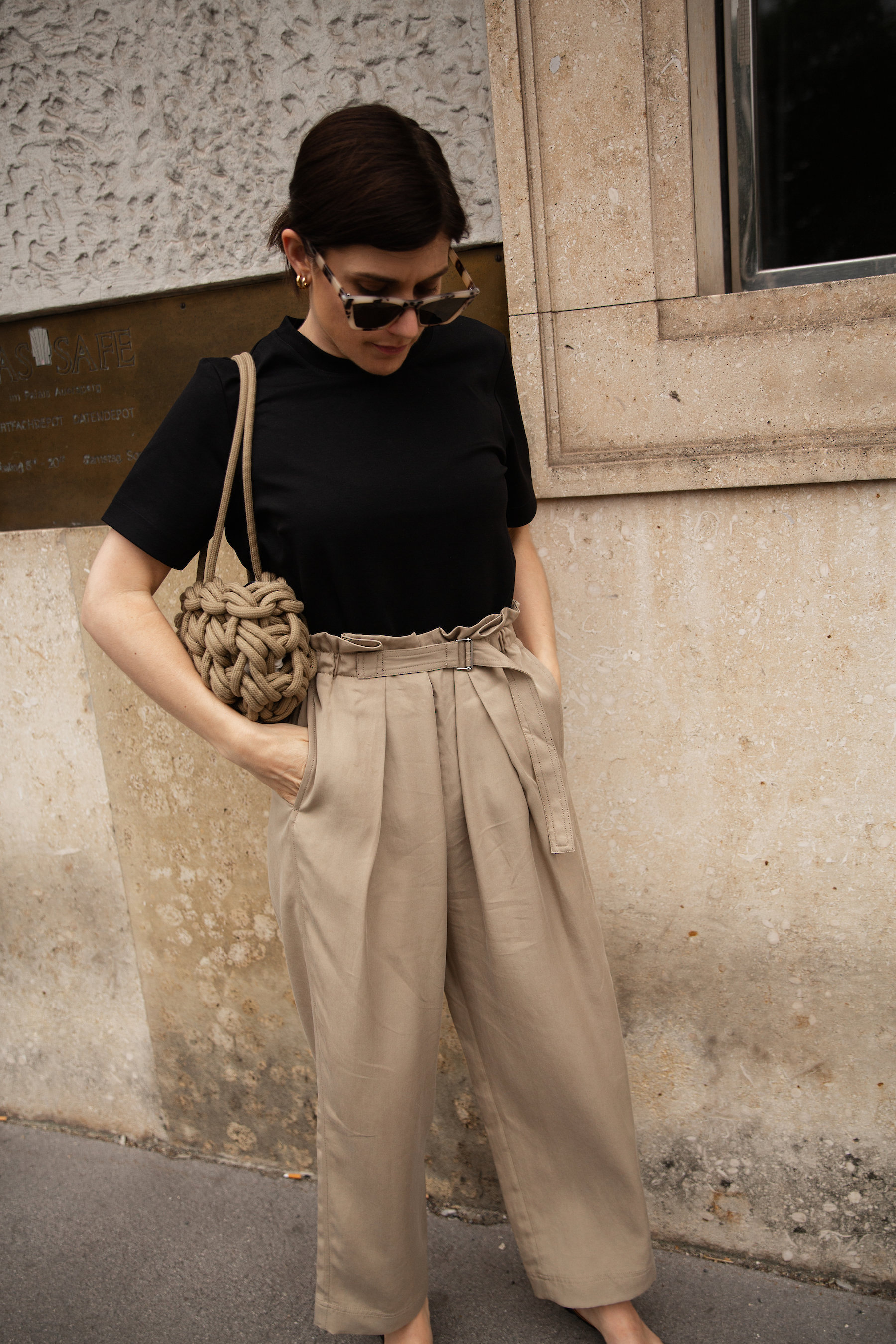 Paperbag Trousers & Alienina Woven Bag I More up on viennawedekind.com