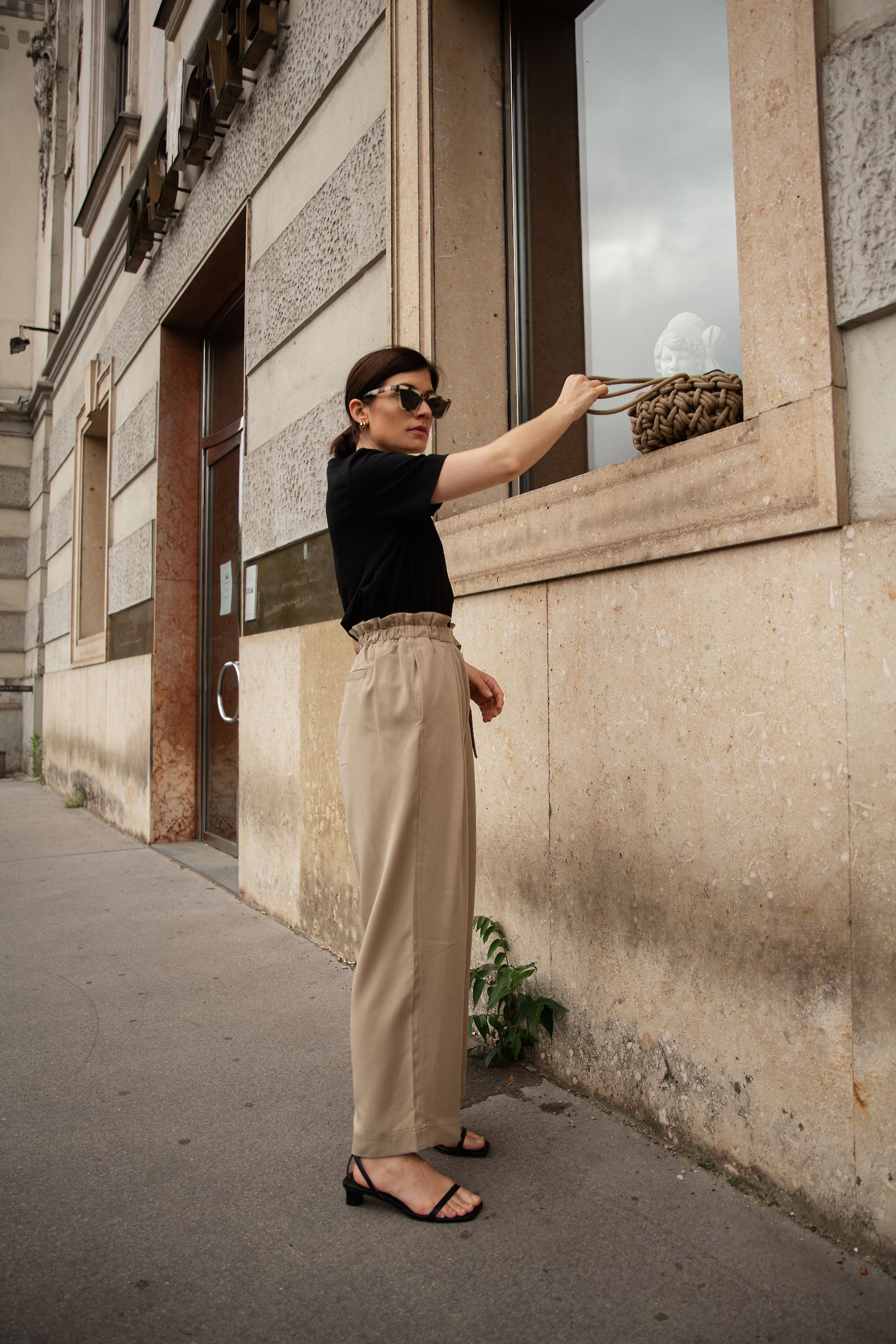 Paperbag Trousers & Alienina Woven Bag I More up on viennawedekind.com