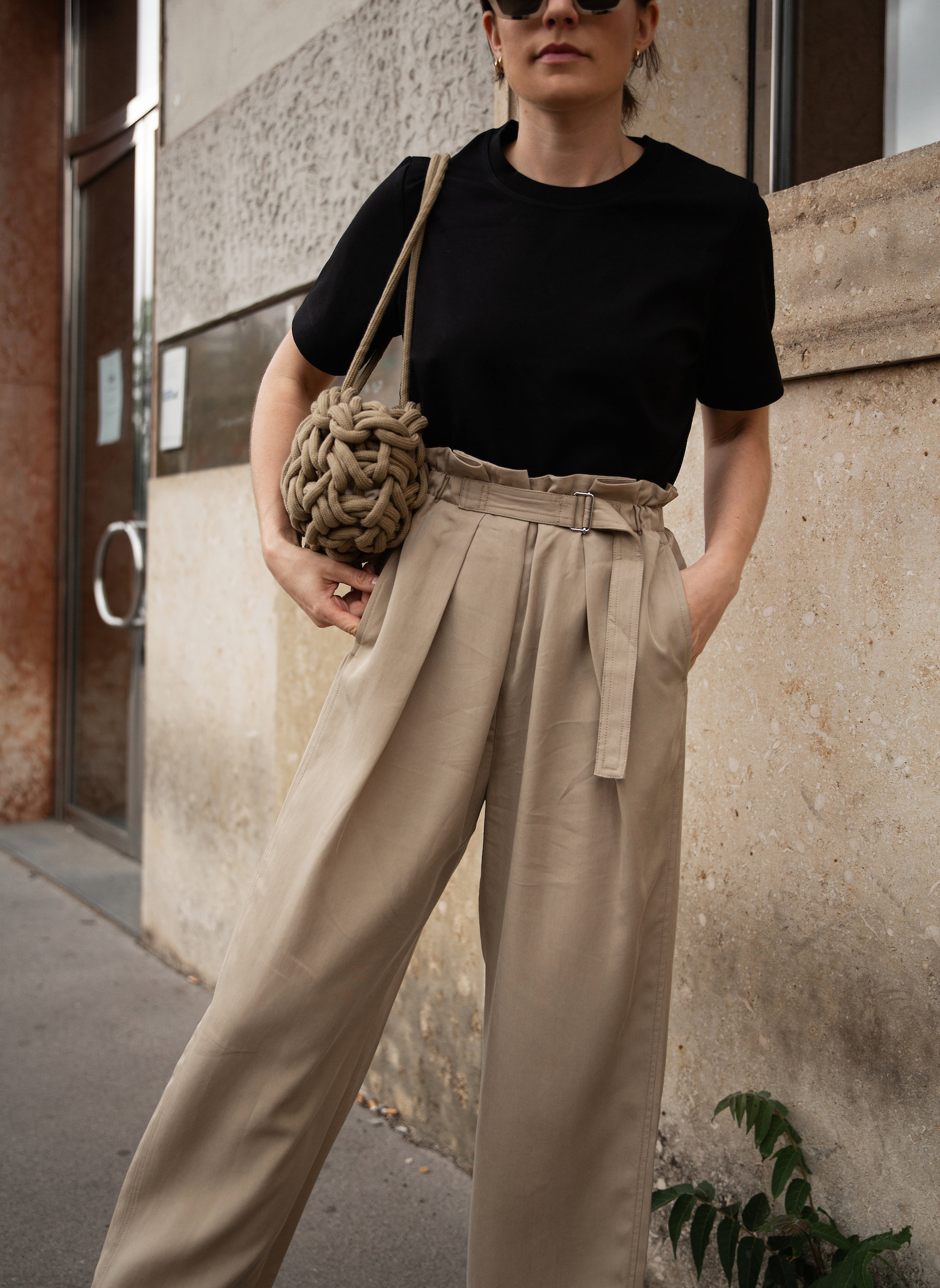 Paperbag Trousers & Alienina Woven Bag I More up on viennawedekind.com