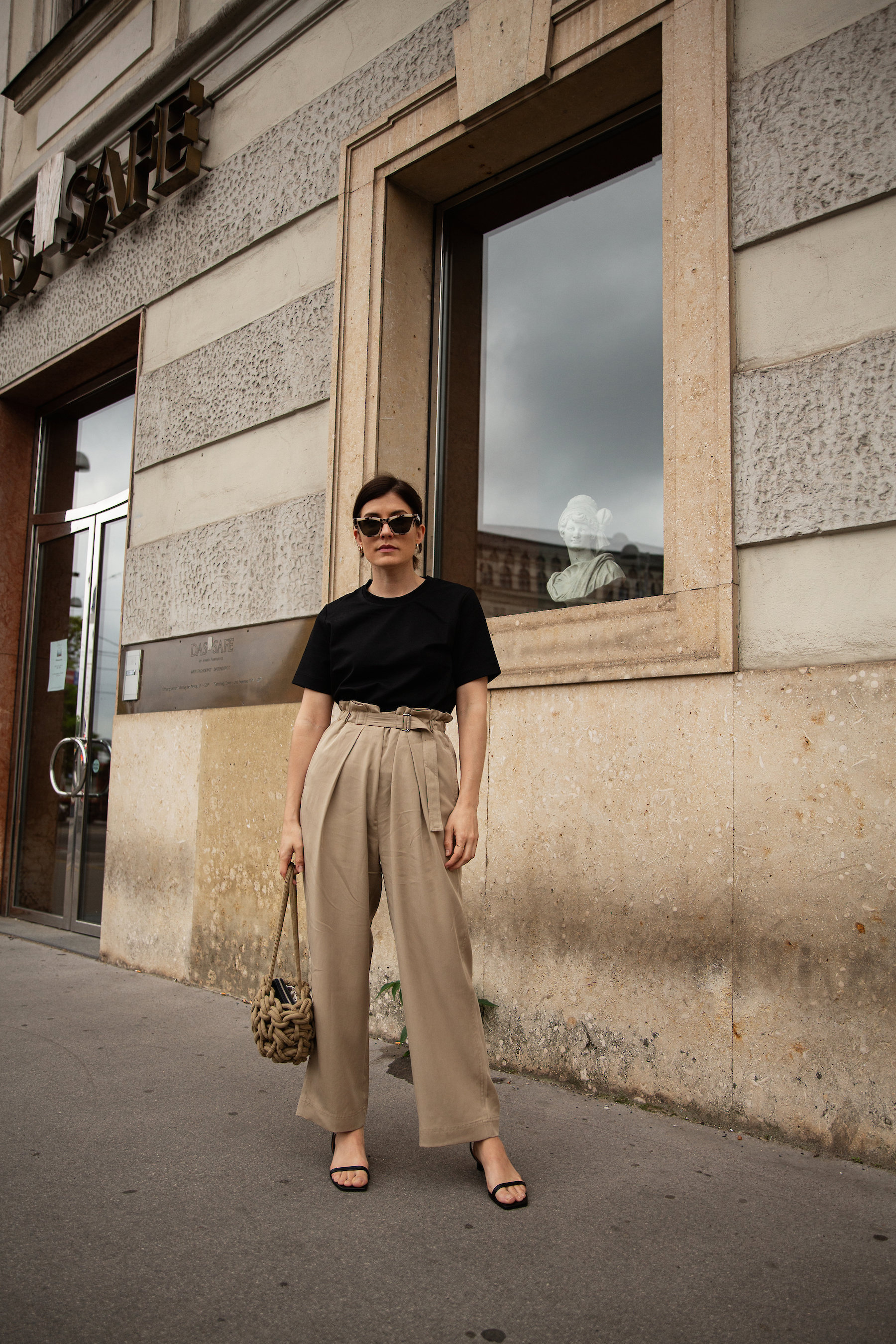 Paperbag Trousers & Alienina Woven Bag I More up on viennawedekind.com