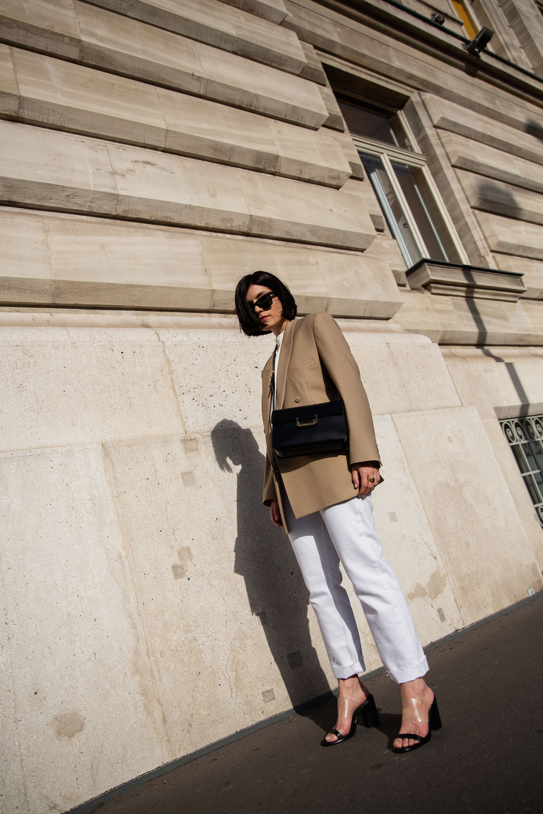White Jeans + Low Classic Neutral Blazer I More up on viennawedekind.com #springtrends #oversizedblazer #lowclassic