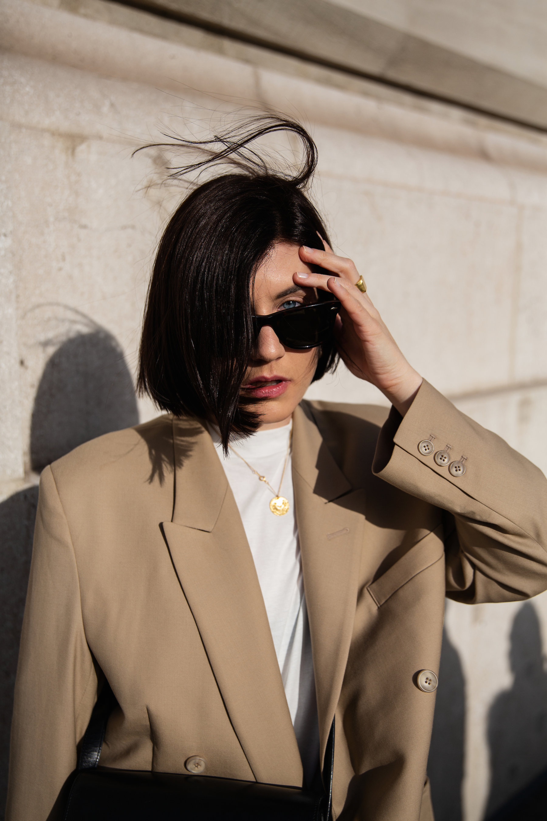 White Jeans + Low Classic Neutral Blazer I More up on viennawedekind.com #springtrends #oversizedblazer #lowclassic