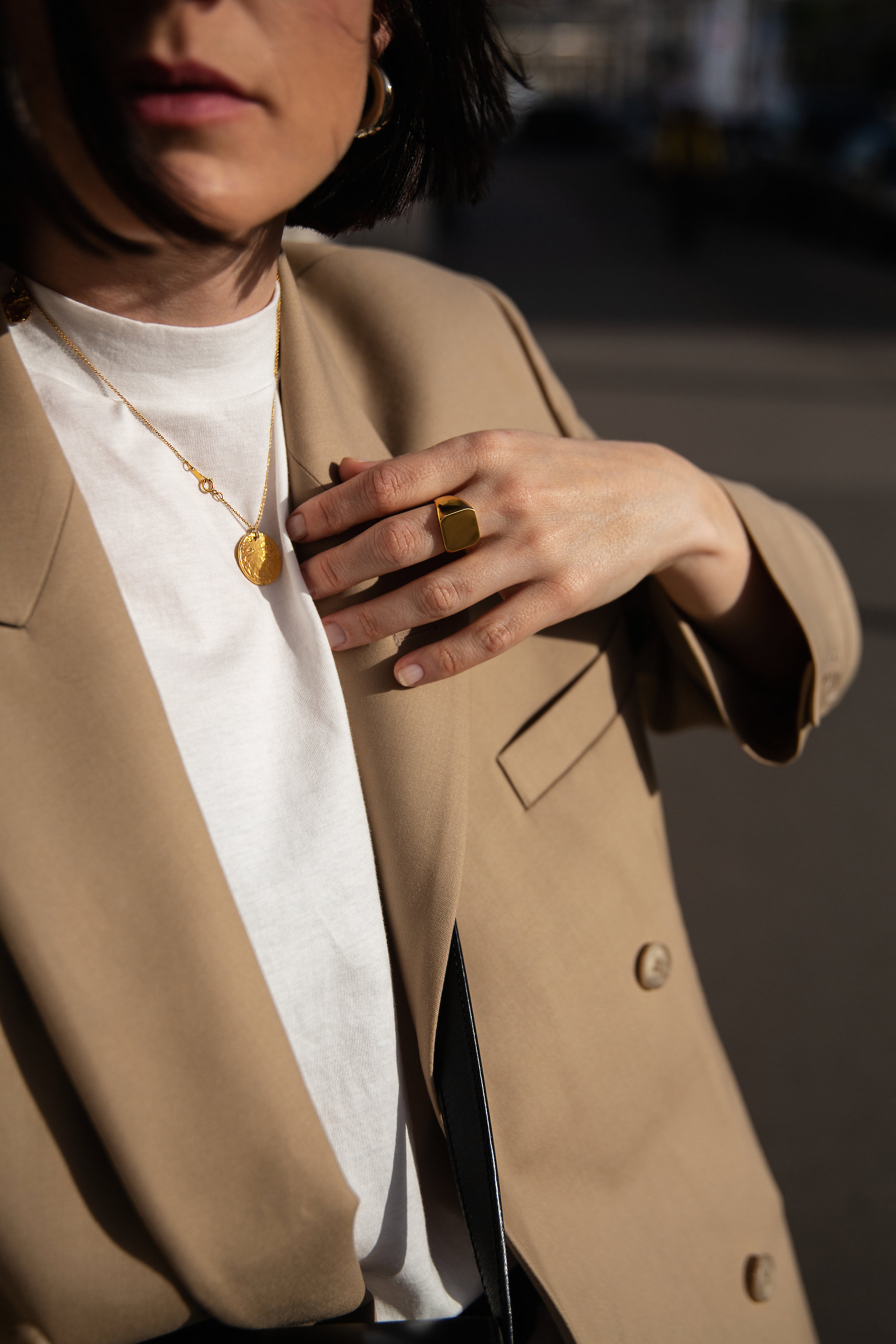 White Jeans + Low Classic Neutral Blazer I More up on viennawedekind.com #springtrends #oversizedblazer #lowclassic