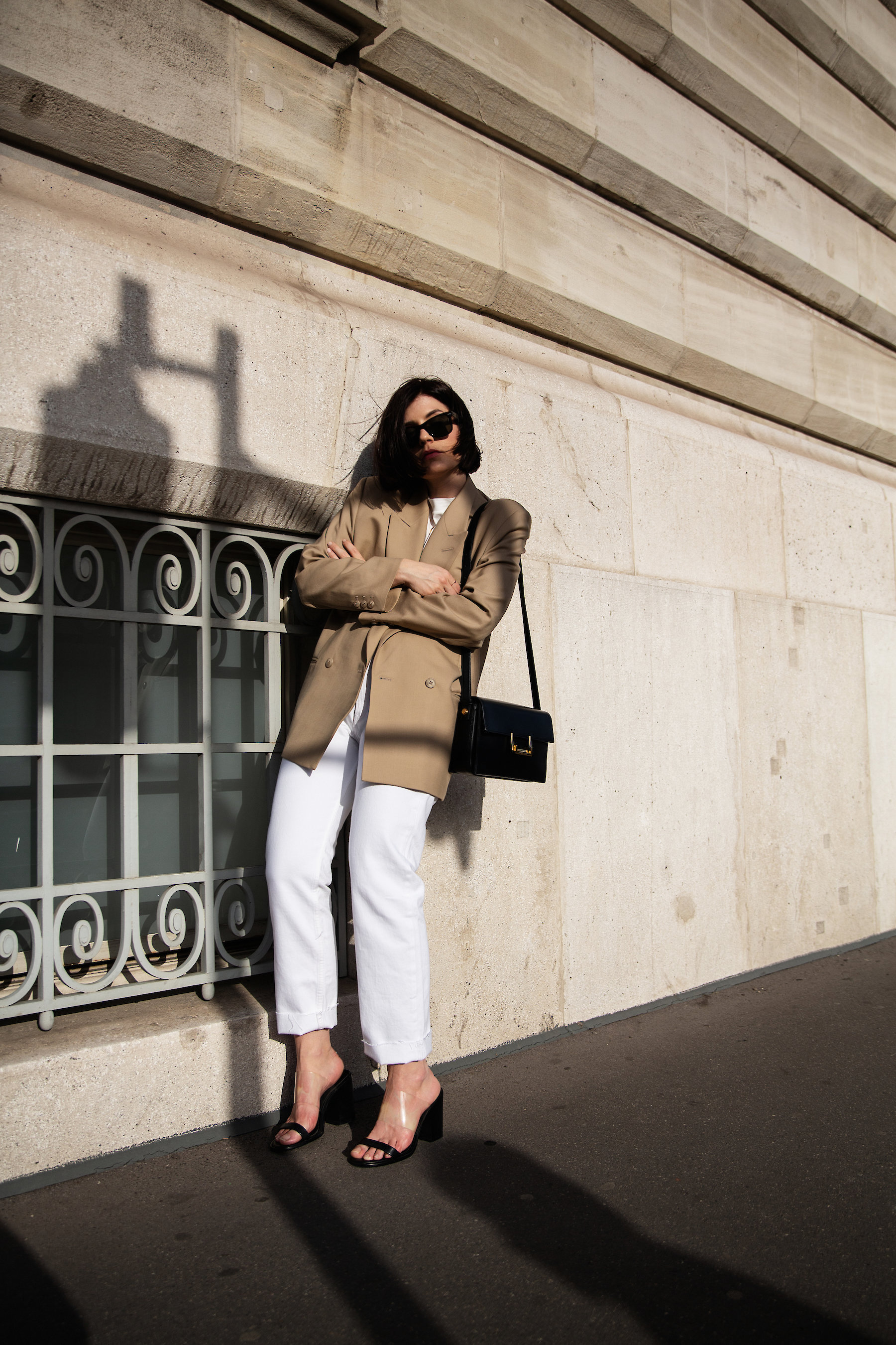 White Jeans + Low Classic Neutral Blazer I More up on viennawedekind.com #springtrends #oversizedblazer #lowclassic