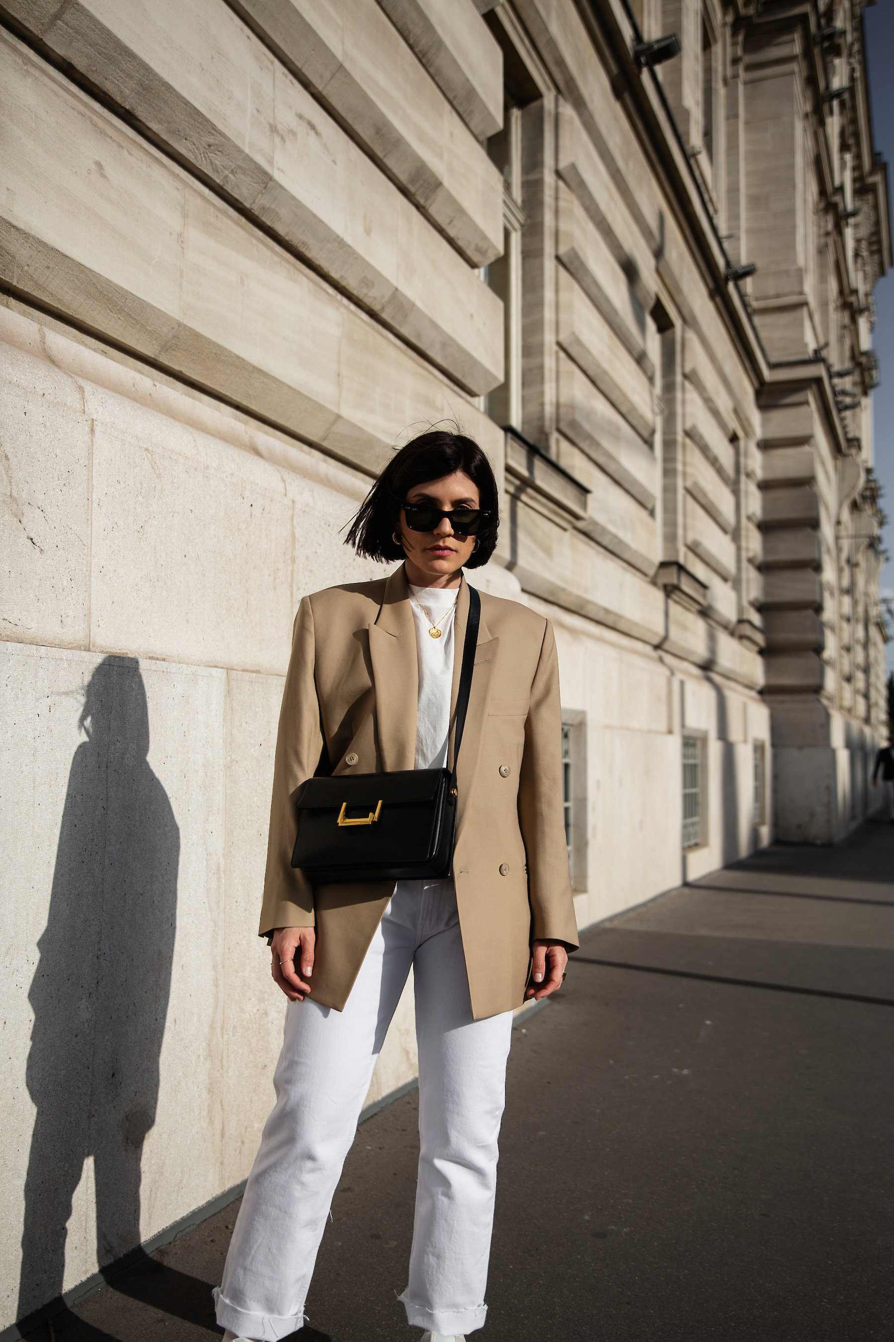 White Jeans + Low Classic Neutral Blazer I More up on viennawedekind.com #springtrends #oversizedblazer #lowclassic