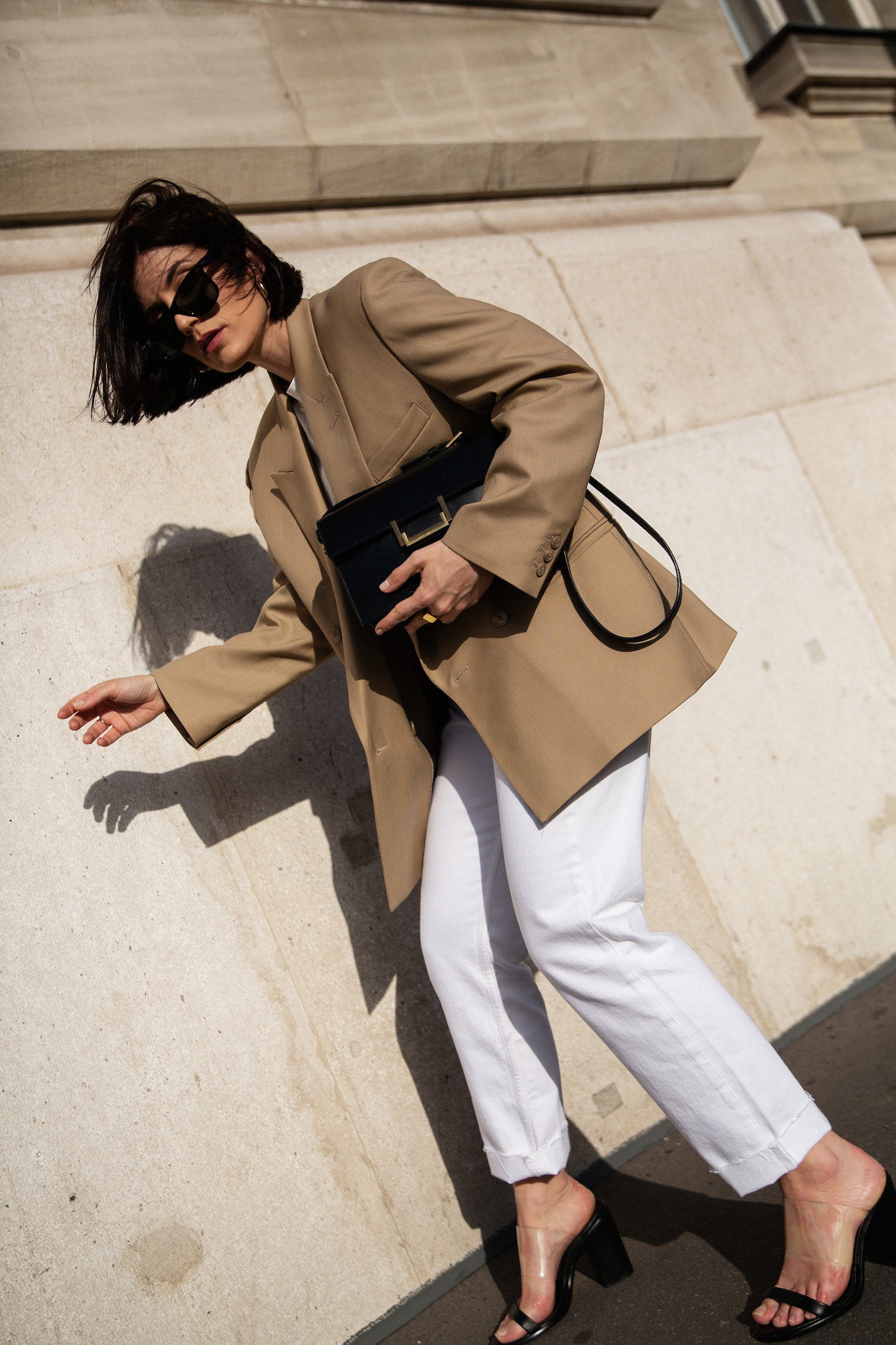White Jeans + Low Classic Neutral Blazer I More up on viennawedekind.com #springtrends #oversizedblazer #lowclassic