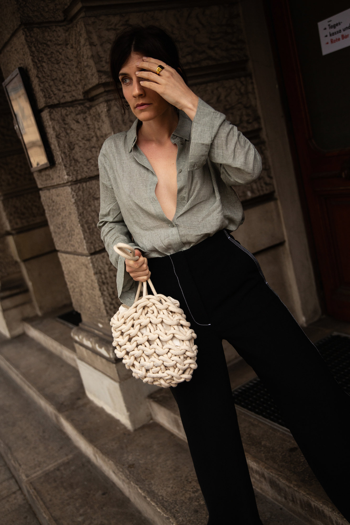 The Everyday: linen shirts + white sneakers I More up on viennawedekind.com #alienina #linenshirt