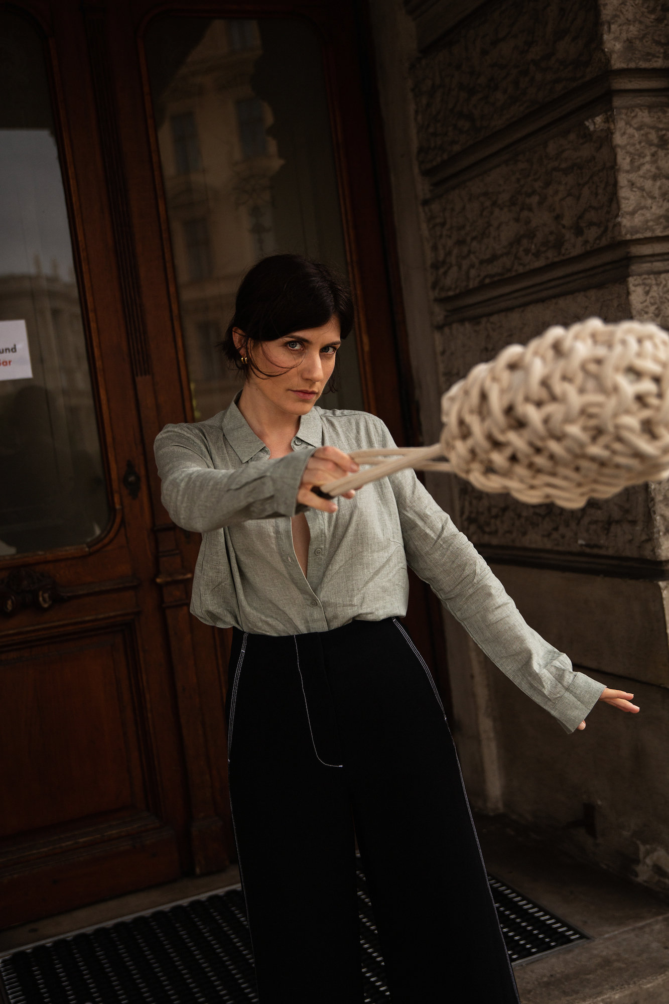 The Everyday: linen shirts + white sneakers I More up on viennawedekind.com #alienina #linenshirt