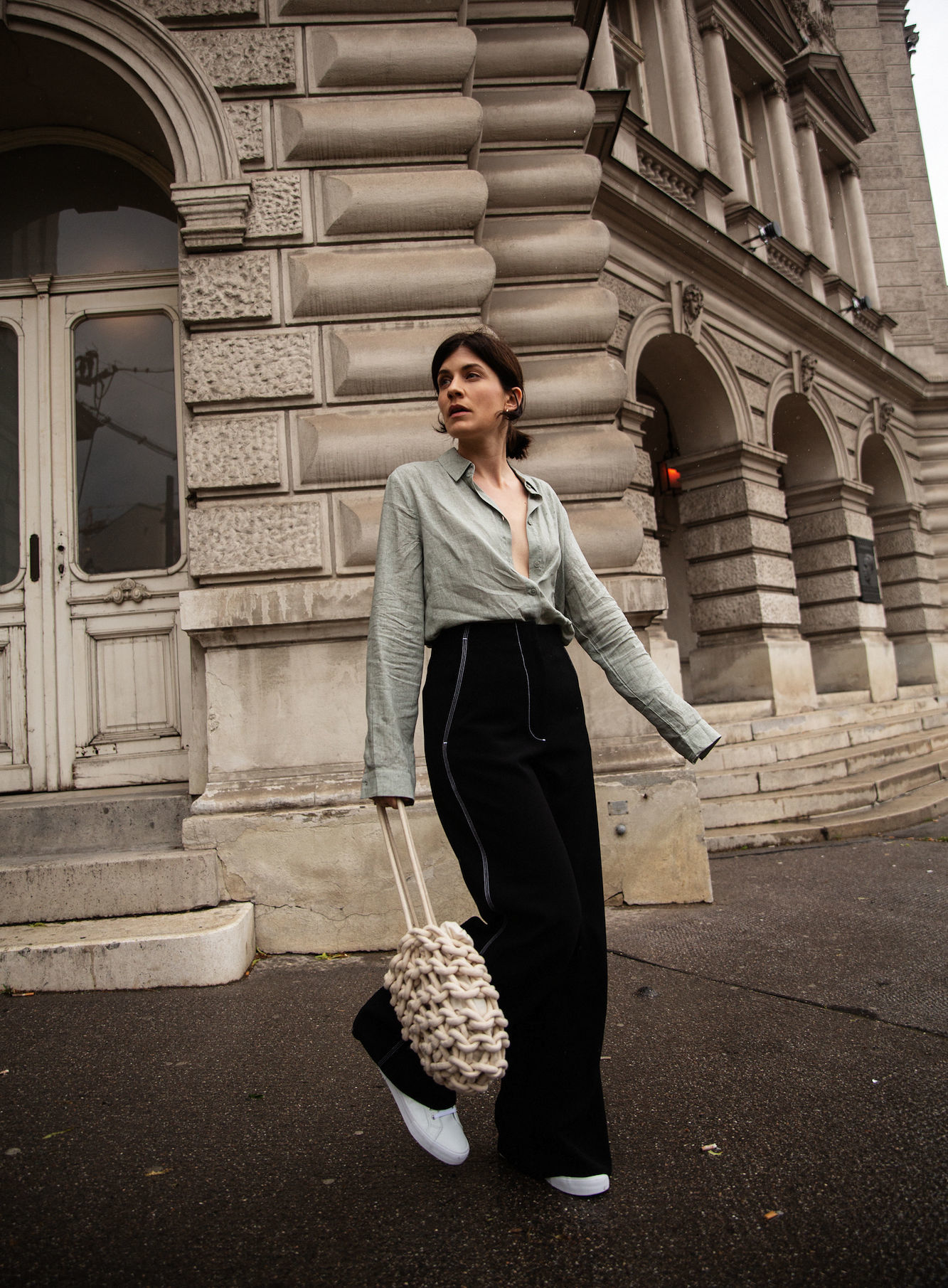 The Everyday: linen shirts + white sneakers I More up on viennawedekind.com #alienina #linenshirt