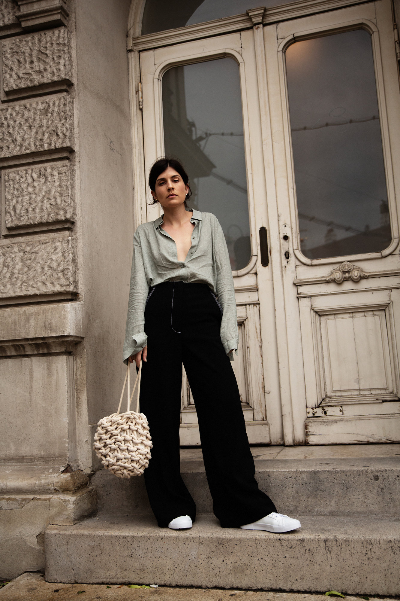 The Everyday: linen shirts + white sneakers I More up on viennawedekind.com #alienina #linenshirt