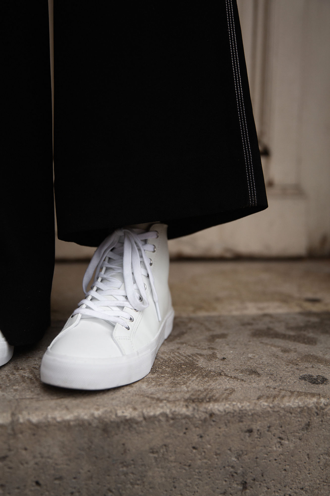 The Everyday: linen shirts + white sneakers I More up on viennawedekind.com #alienina #linenshirt