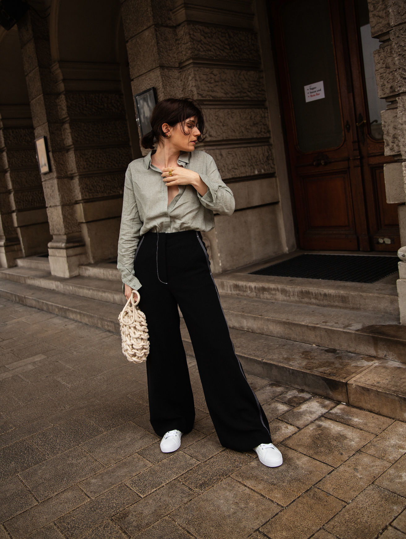 The Everyday: linen shirts + white sneakers I More up on viennawedekind.com #alienina #linenshirt