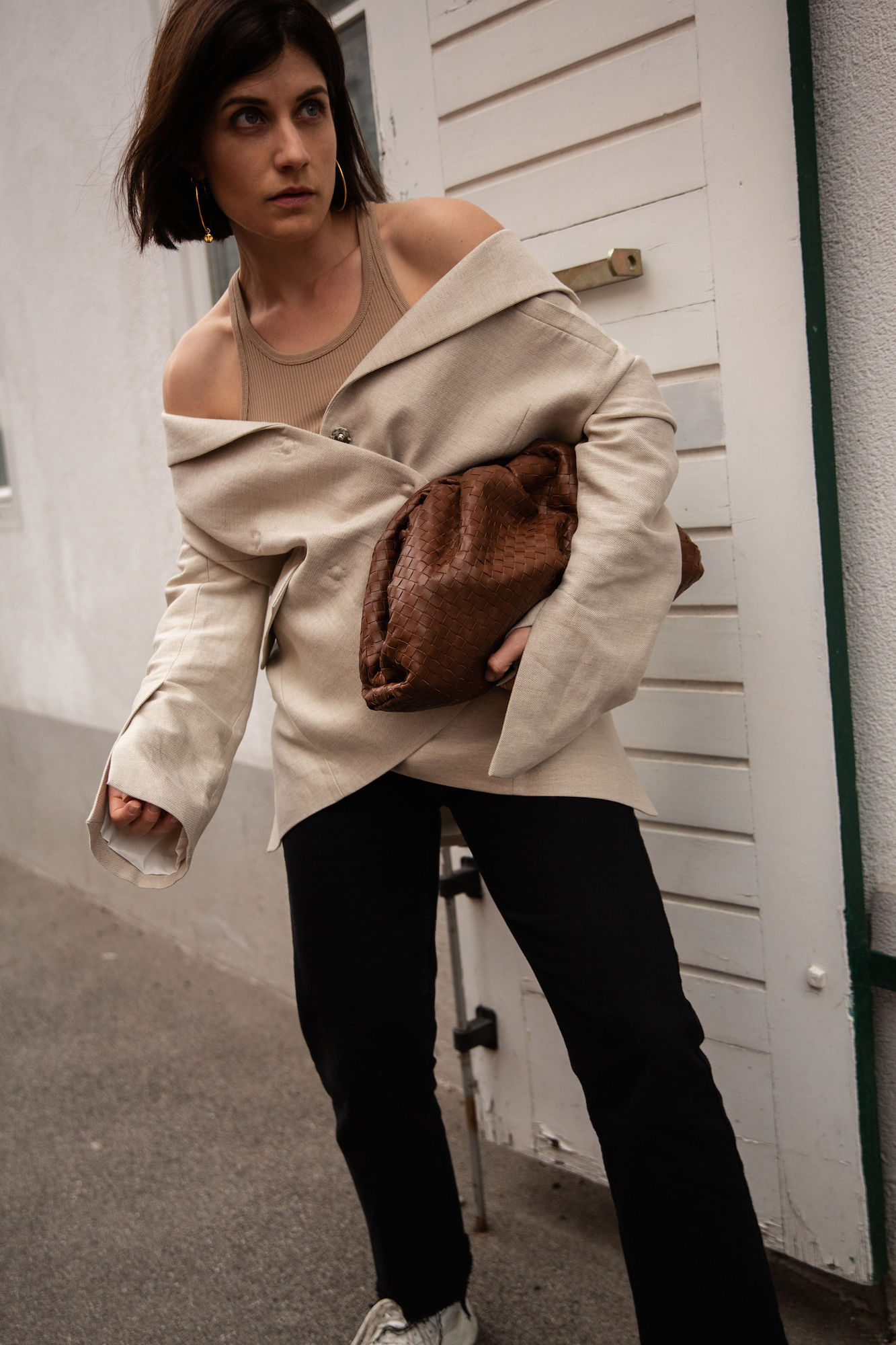 Linen Blazer + Bottega Veneta Pouch I More up on viennawedekind.com #linenblazer #bottegaveneta