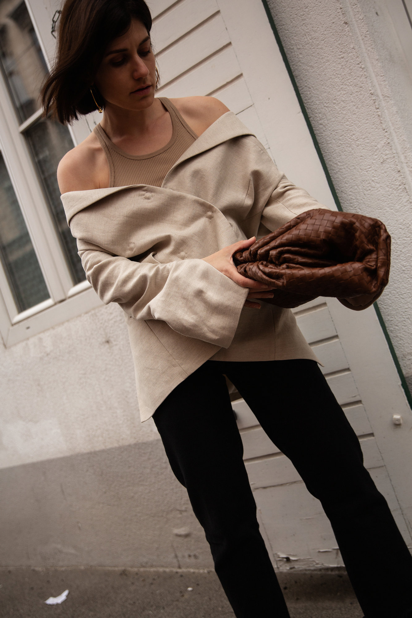 Linen Blazer + Bottega Veneta Pouch I More up on viennawedekind.com #linenblazer #bottegaveneta