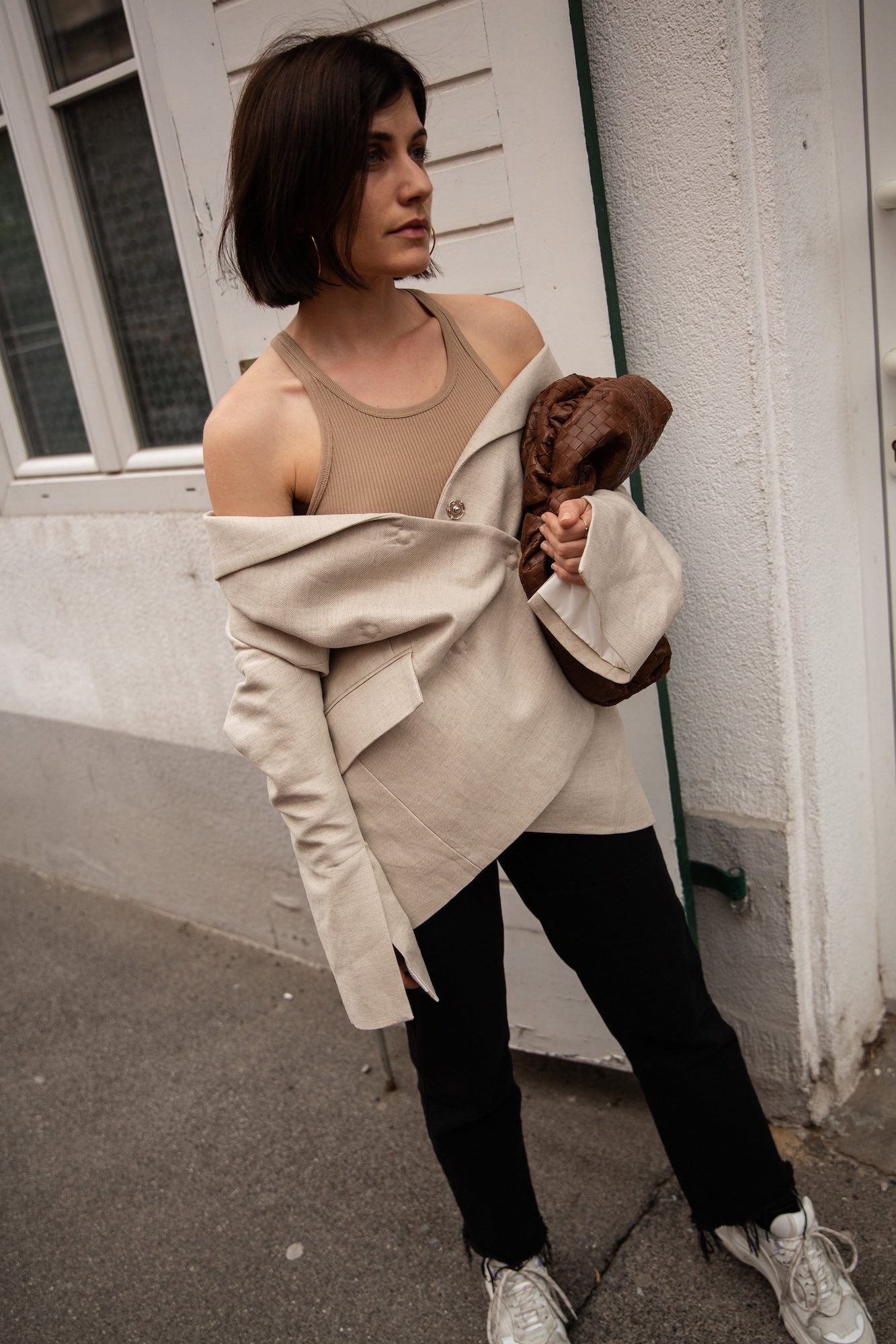 Linen Blazer + Bottega Veneta Pouch I More up on viennawedekind.com #linenblazer #bottegaveneta