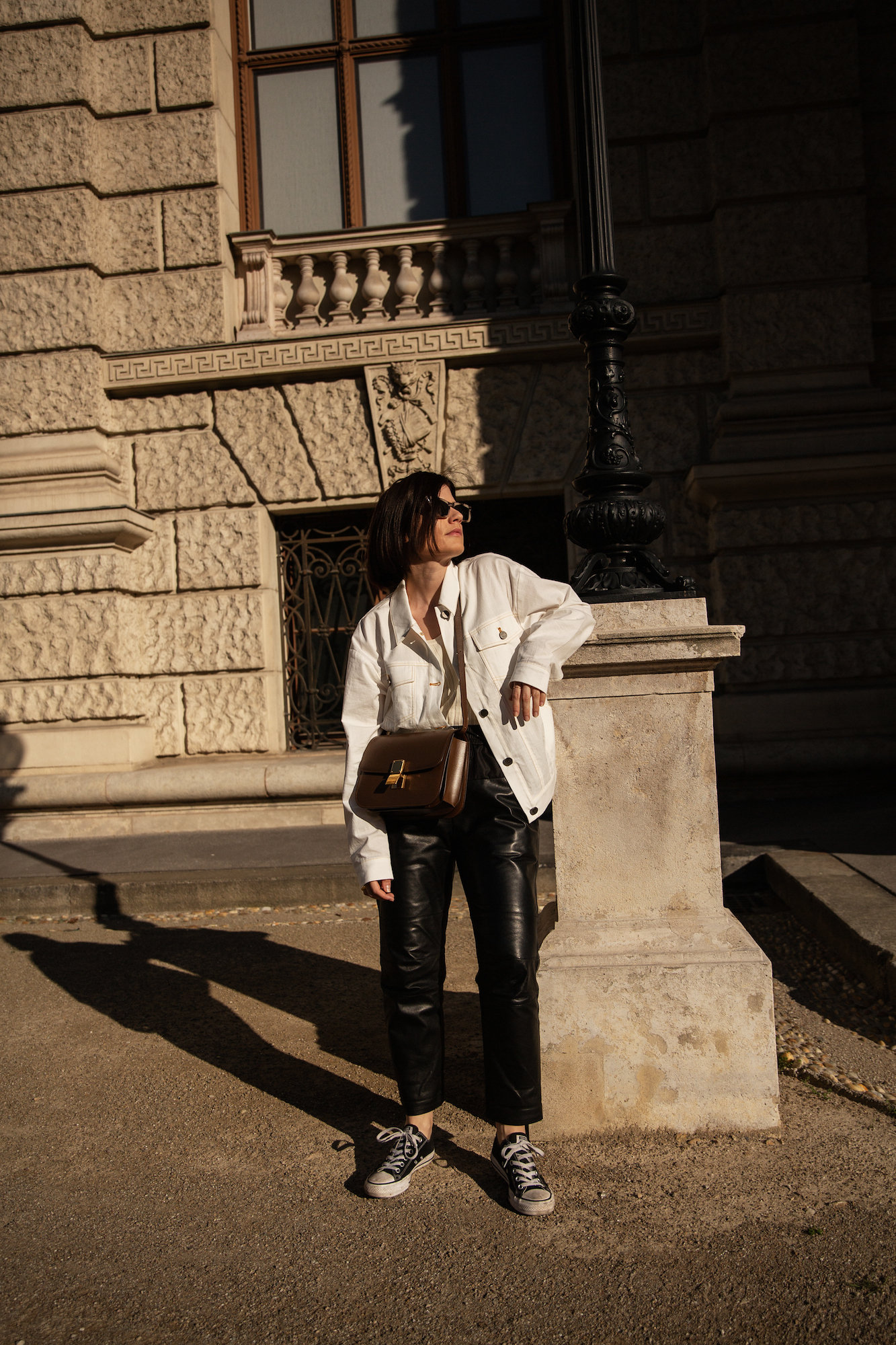 The White Denim Jacket & Celine Box Bag I More up on viennawedekind.com #celineboxbag #gestuz #denimjacket