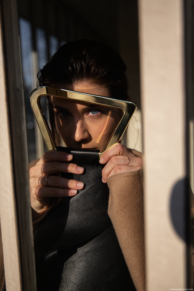 Toteme-Luna-Cashmere-Jacket-Cult-Gaia-Astraea-Bag-VIENNA-WEDEKIND (4)