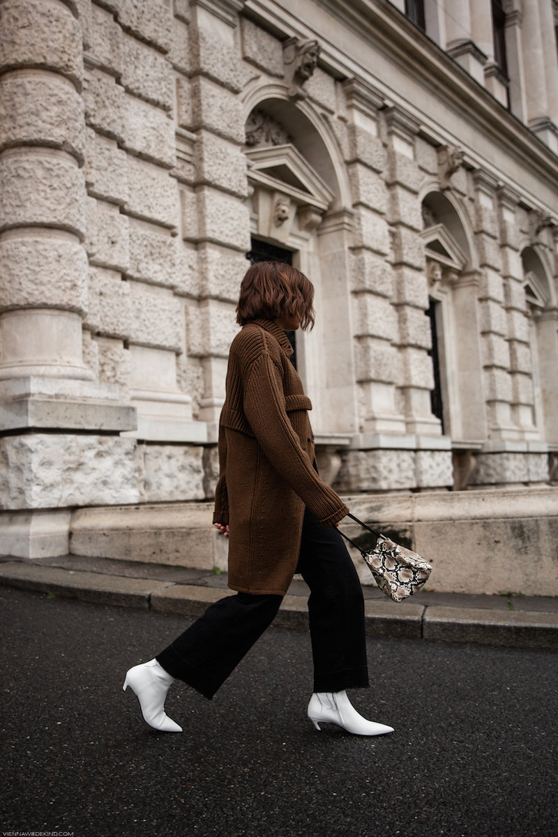 Rejina-Pyo-Tote-Rita-Balenciaga-Slash-Boots-Mytheresa-Snakeskin-Trend-VIENNA-WEDEKIND