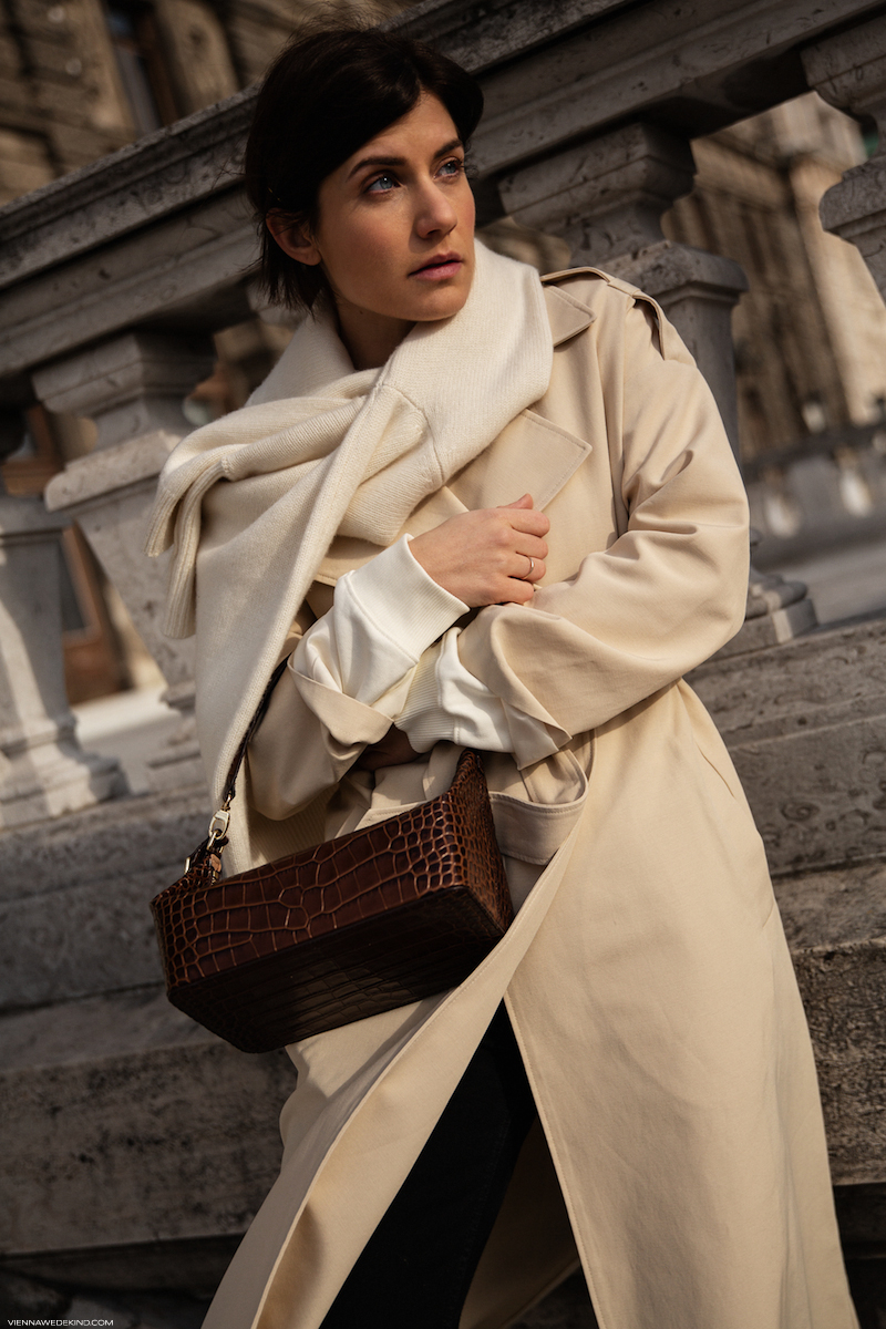 Neutrals, Trenchcoats & Retro Bags I More up on viennawedekind.com
